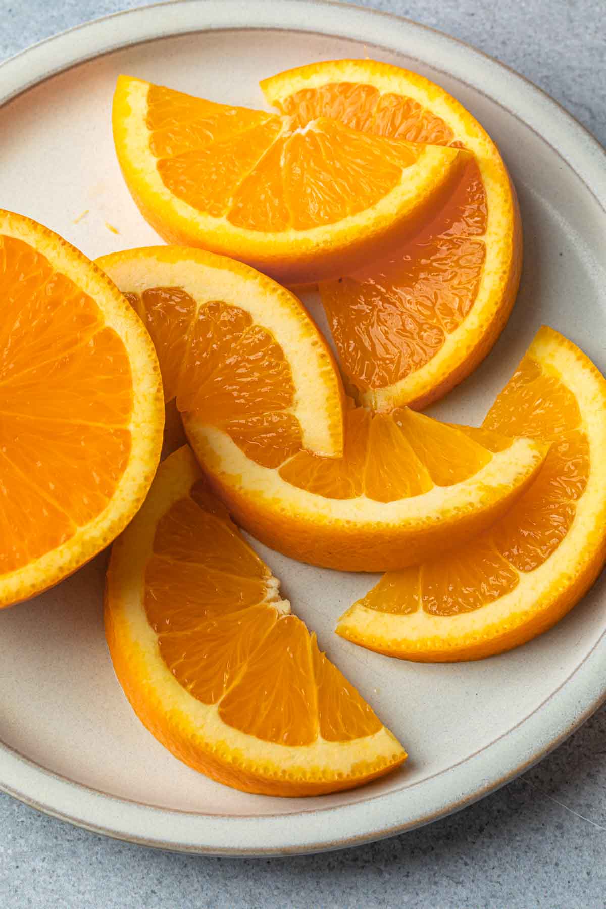 A plate of orange slices. 